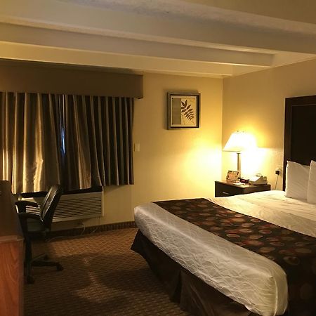 Days Inn By Wyndham Bloomington West Экстерьер фото