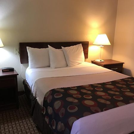 Days Inn By Wyndham Bloomington West Экстерьер фото
