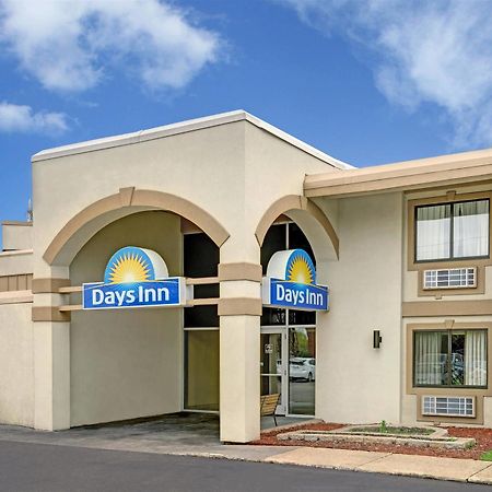 Days Inn By Wyndham Bloomington West Экстерьер фото