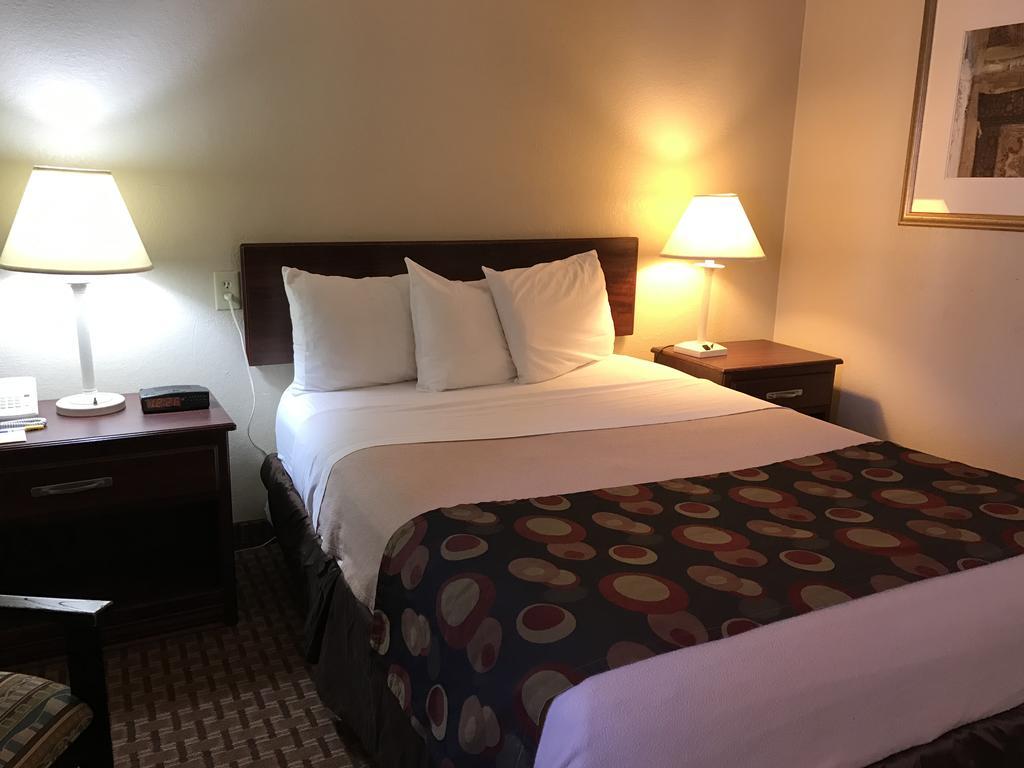 Days Inn By Wyndham Bloomington West Экстерьер фото