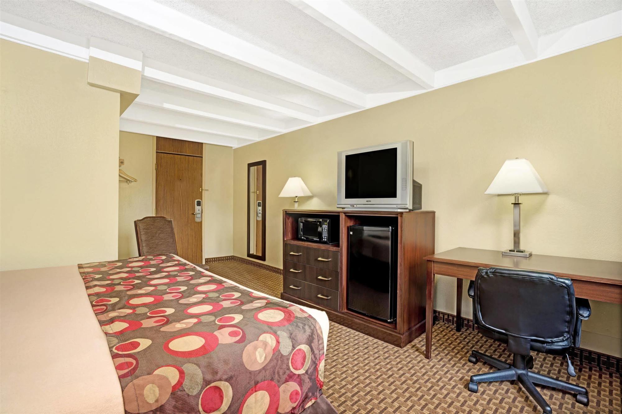 Days Inn By Wyndham Bloomington West Экстерьер фото