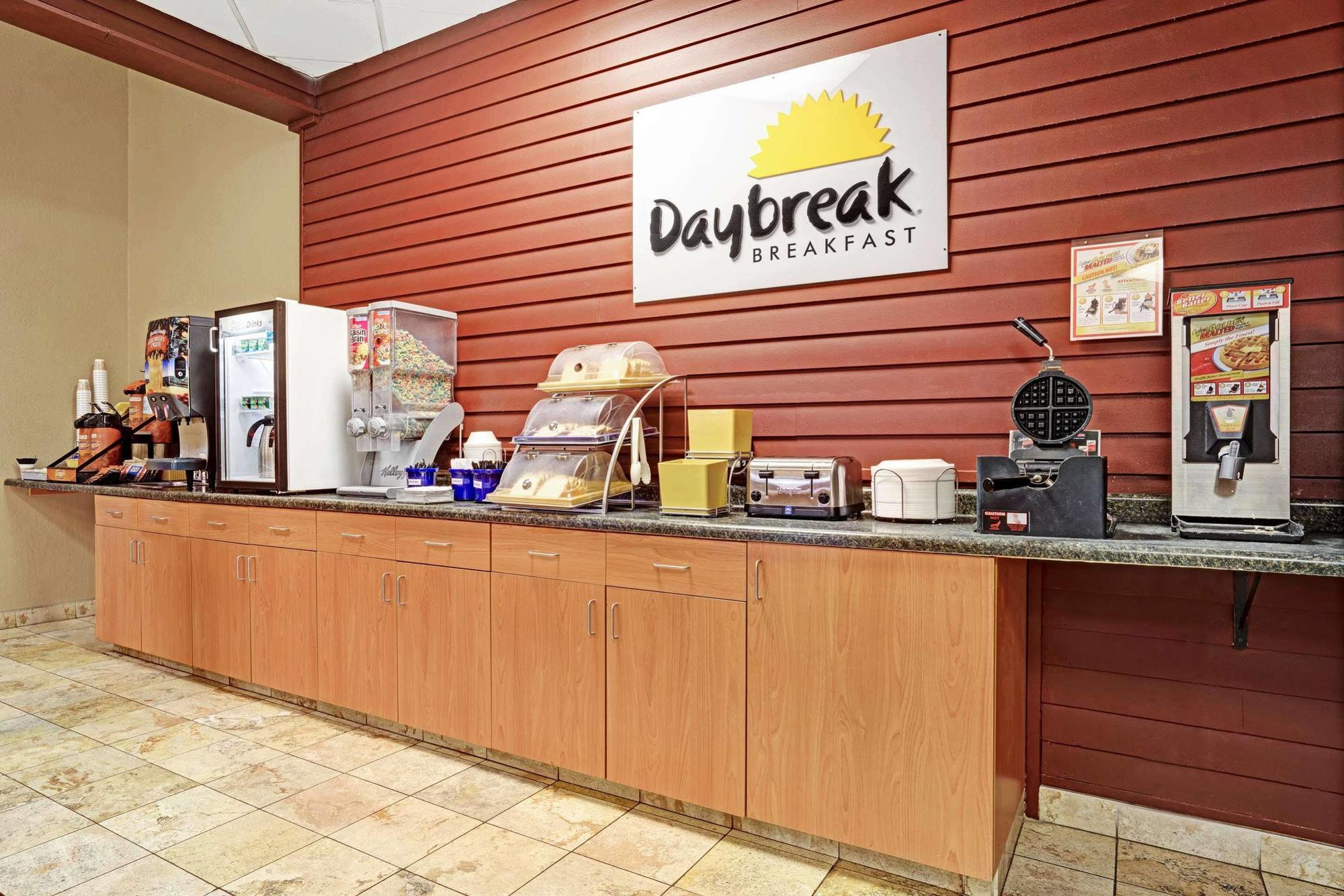 Days Inn By Wyndham Bloomington West Экстерьер фото