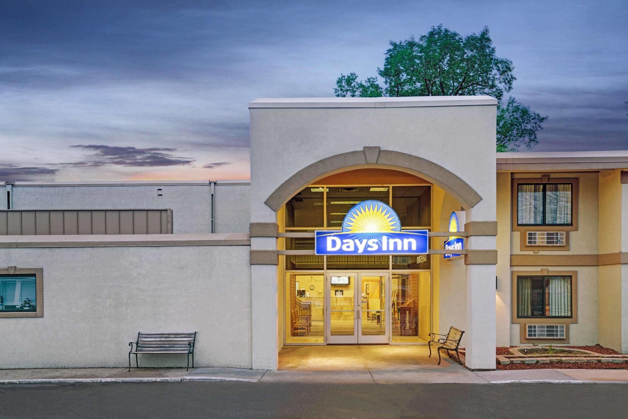 Days Inn By Wyndham Bloomington West Экстерьер фото