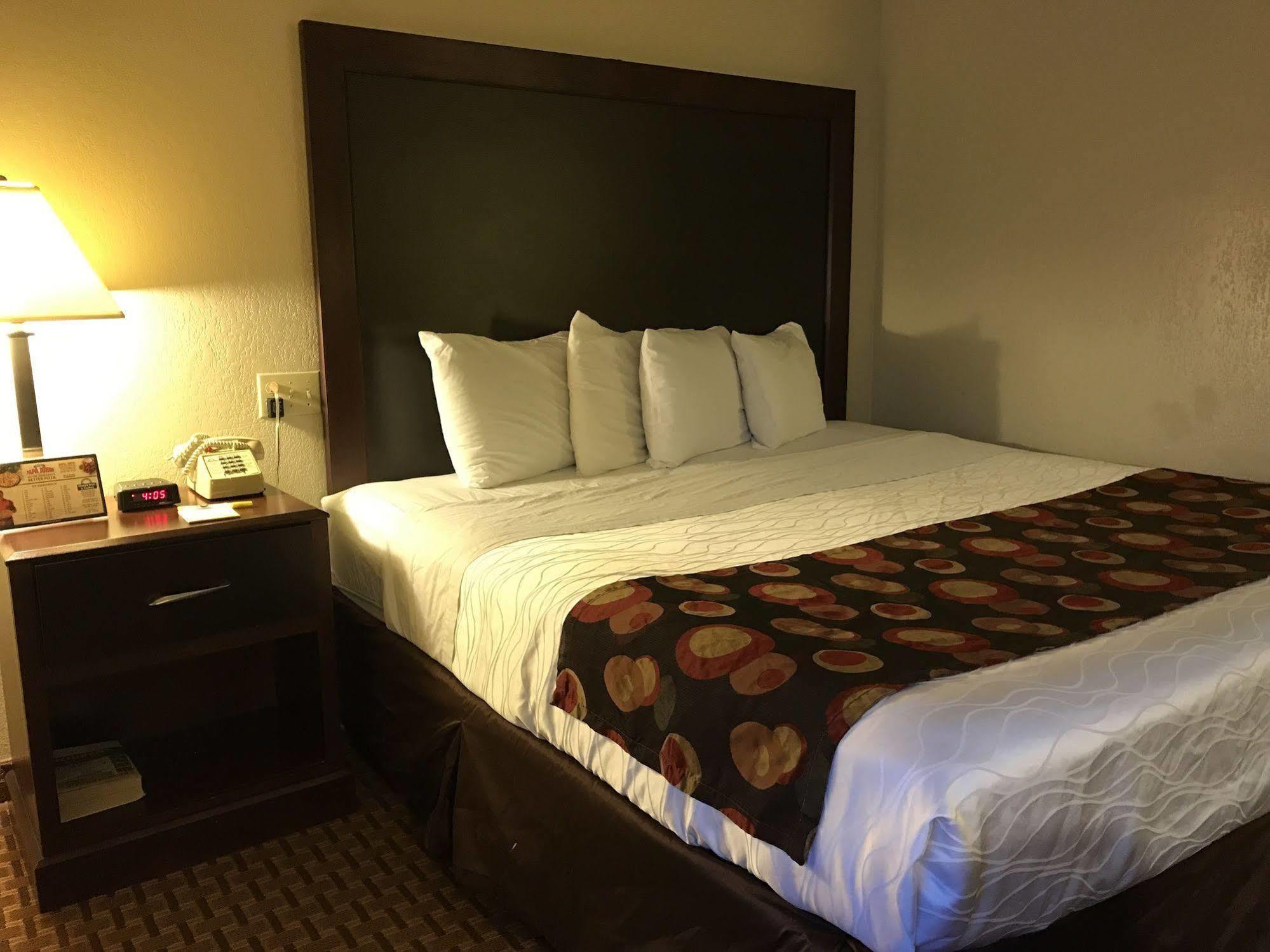Days Inn By Wyndham Bloomington West Экстерьер фото