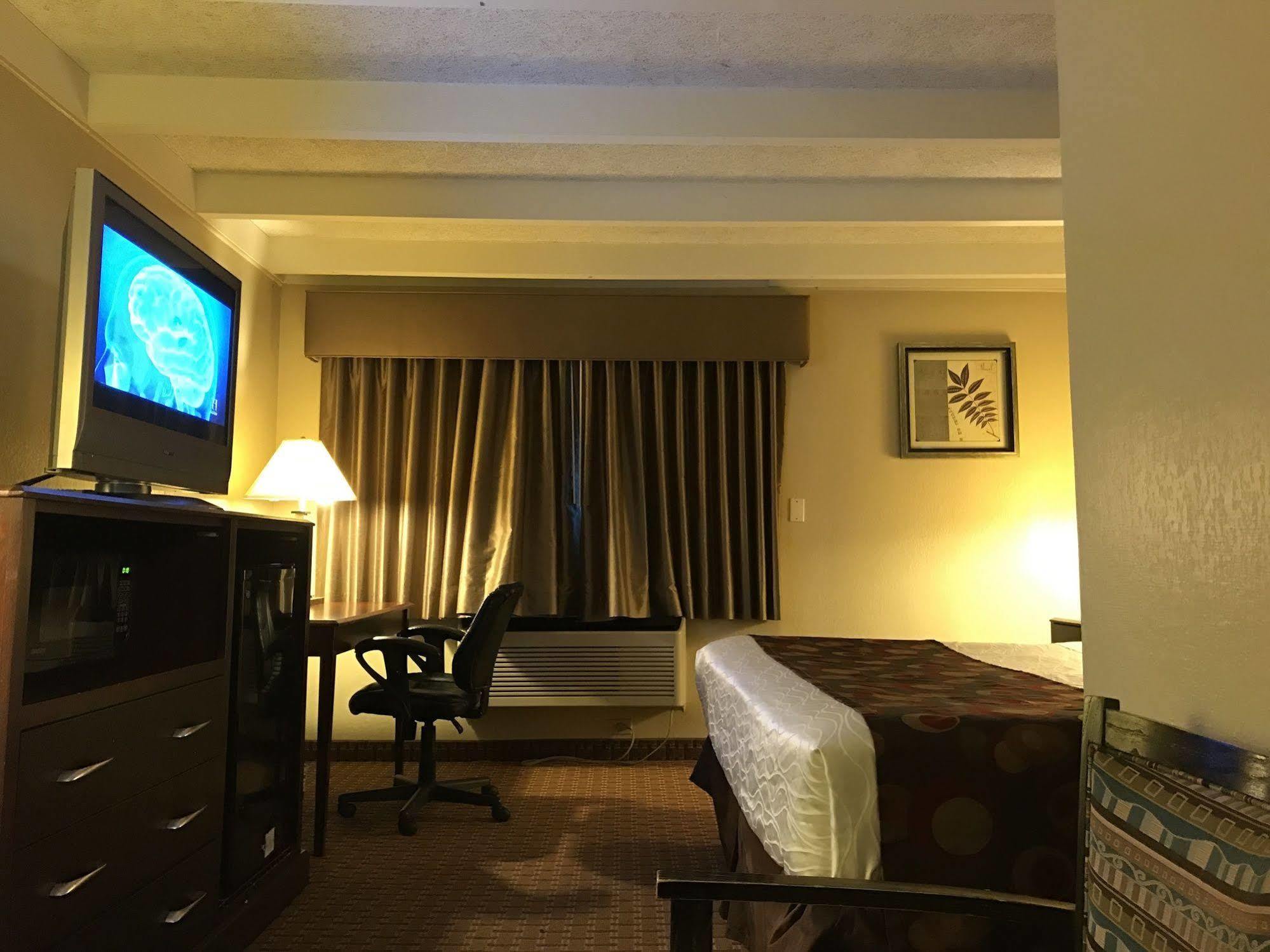 Days Inn By Wyndham Bloomington West Экстерьер фото