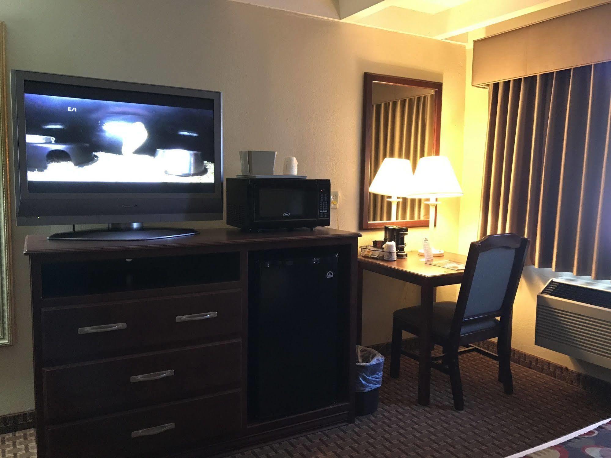 Days Inn By Wyndham Bloomington West Экстерьер фото
