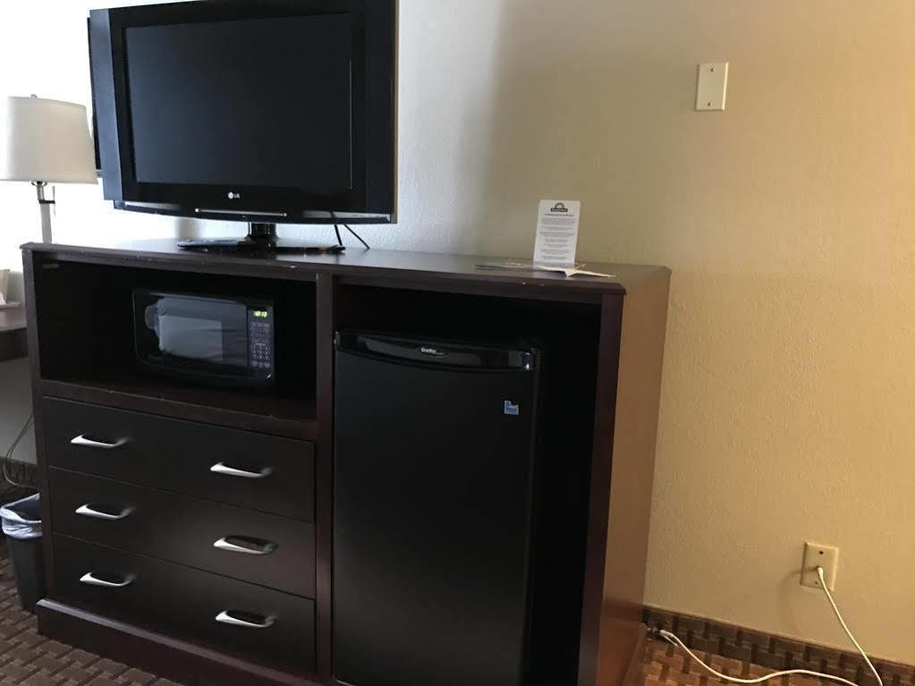 Days Inn By Wyndham Bloomington West Экстерьер фото